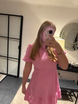 Rosa kort klänning med rosett