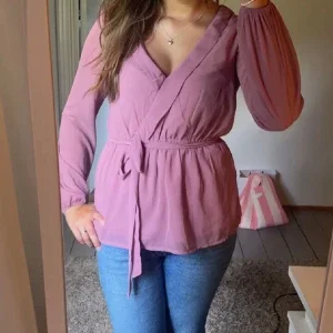 Rosa blus med knytband