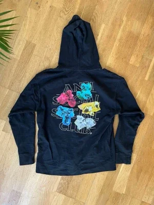 Svart hoodie från Anti Social Social Club
