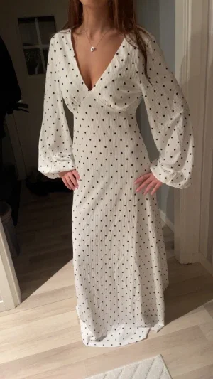 Vit maxiklänning med svarta prickar NA-KD
