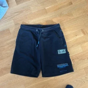 Svarta shorts från Hoodrich med tryck ( storlek L i barn) har även XS i vuxen!!!