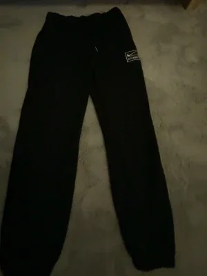 Svarta Stussy x Nike mjukisbyxor