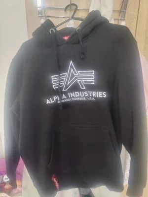 Svart hoodie Alpha Industries