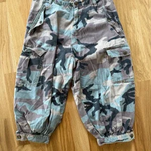 Replay cargopants i camomönster