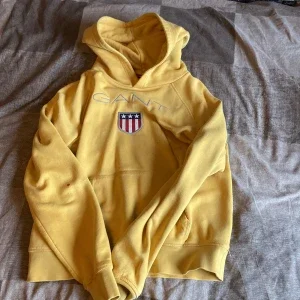 Gul hoodie från GANT med broderad logga