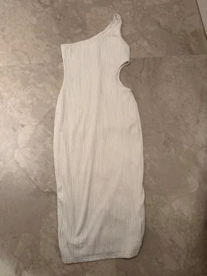 Vit one shoulder klänning