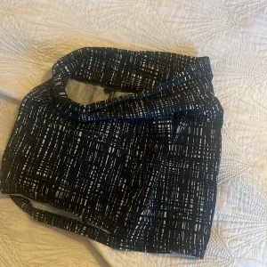 Svart och vit mönstrad mini kjol
