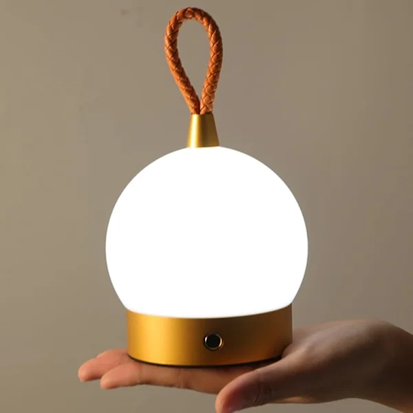 LED Campinglanterne Genopladelig, Premium Håndholdt Trådløs Bærbar Natlampe, Dagslys, Perfekt som Bordlampe Lanterne Hængende, Guld