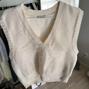 Beige stickad väst