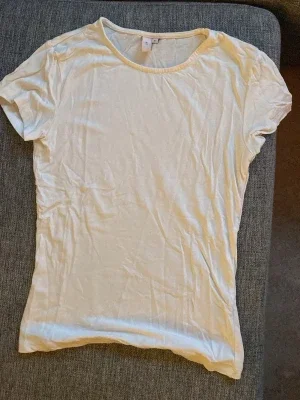 Vit basic t-shirt i viskos från Nelly