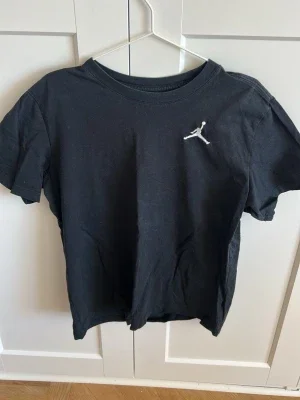 Svart Jordan t-shirt med logga