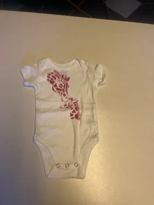 Vit body med girafftryck