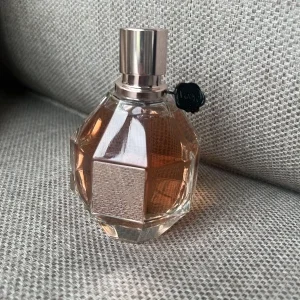 Flowerbomb Eau de Parfum från Viktor & Rolf