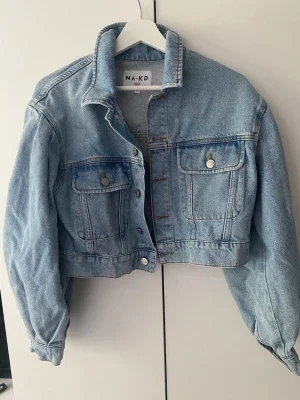 Ljusblå cropped jeansjacka från NA-KD
