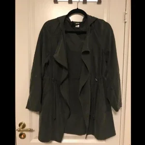 Grön och brun trenchcoat med huva