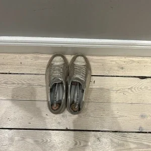 Beige sneakers från Axel Arigato