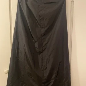 Svart lång kjol från InWear