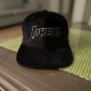 Svart Lakers keps från Mitchell & Ness