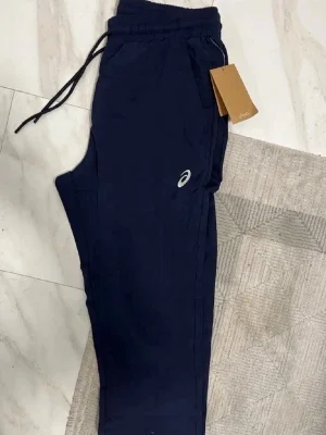 Asics byxor mörkblå, storlek M