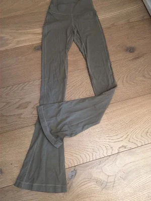 Olivgröna flare leggings från Lululemon