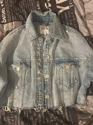 Ljusblå cropped jeansjacka från Zara