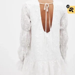 Vit kort klänning med broderade blommor