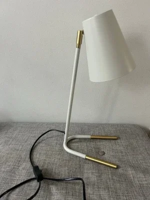 Vit bordslampa med mässingsdetaljer