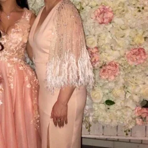 Rosa klänning med fjädrar