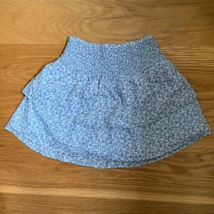 Blå blommig kjol från Abercrombie Kids