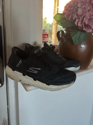 Svarta Skechers sneakers med tjock sula
