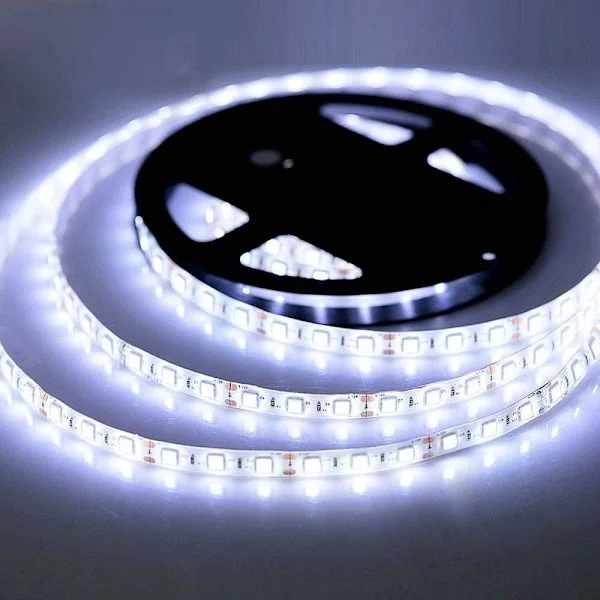 Kald Hvit LED Stripe Lys, 5M 12V 6500K SMD5050 300LEDs IP65 Vanntett Klippbar Fleksibel LED Tape Lys for Kjøkken Bar Skap Speil