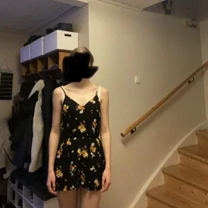 Svart byxdress