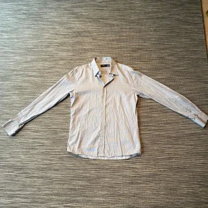 Randig slim fit skjorta från H&M