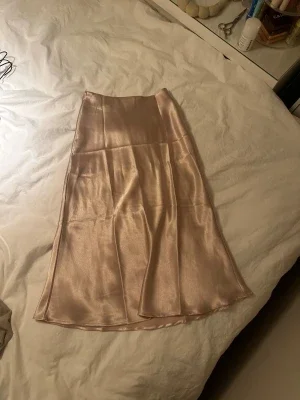 Champagnefärgad satinkjol