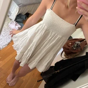 Vit kort sommarklänning från Zara