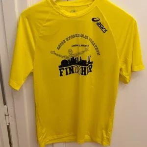Gul Asics Stockholm Marathon Finisher t-shirt