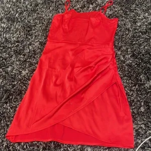 Kort röd satin klänning
