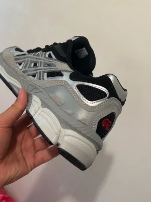 Asics GEL sneakers i silver och svart