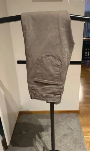 Khakifärgade slim fit byxor