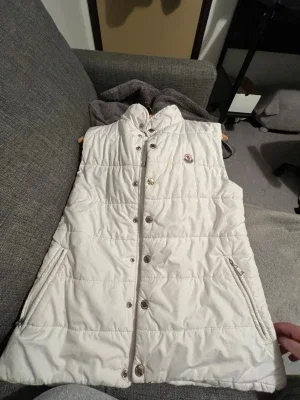 Vit dunväst från Moncler
