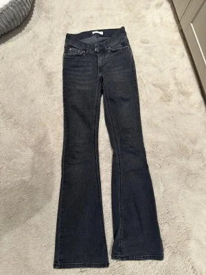 Mörkblå bootcut jeans från Gina tricot