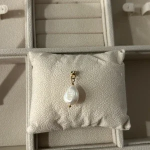 Pearl charm från Muli collection