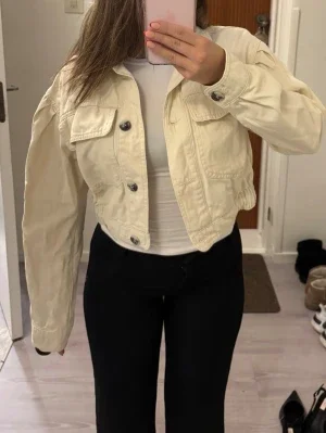 Ljusbeige cropped jeansjacka