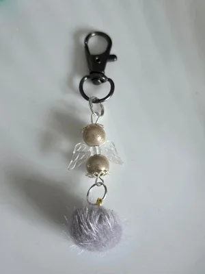 Nyckelring med ängel och fluffboll reflex pärlor