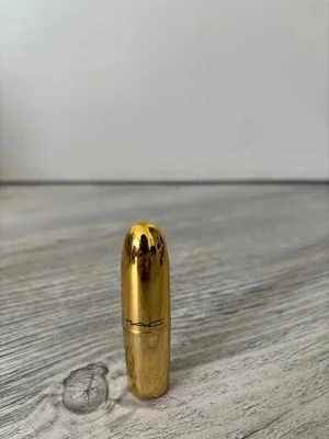 MAC läppstift i guldig hylsa