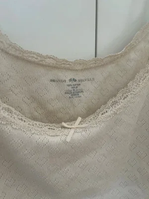Beige linnetopp från Brandy Melville