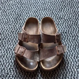 Bruna Birkenstock sandaler i skinn