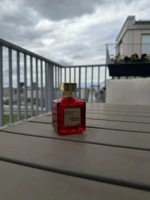 Röd parfymflaska Baccarat rouge 540