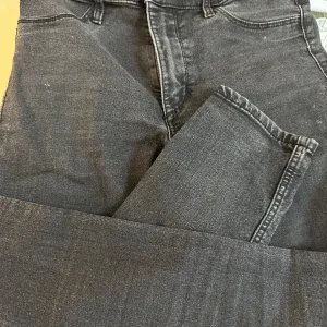 Mörkgrå jeans med raka ben