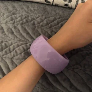 Brett lila armband i plast